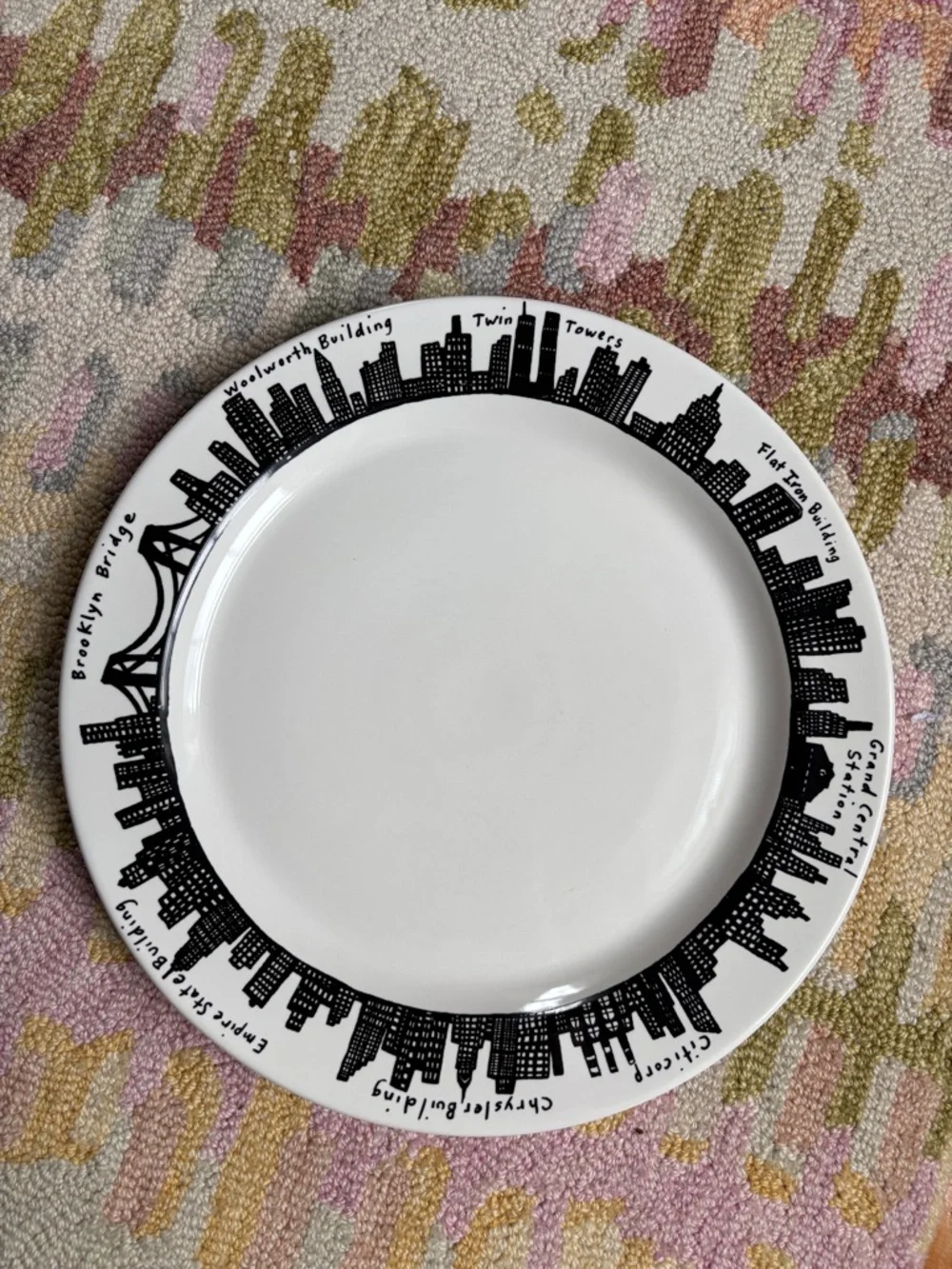 FISHS EDDY 212 Skyline Plate New York Skyline NYC icons (includes Twin Towers)